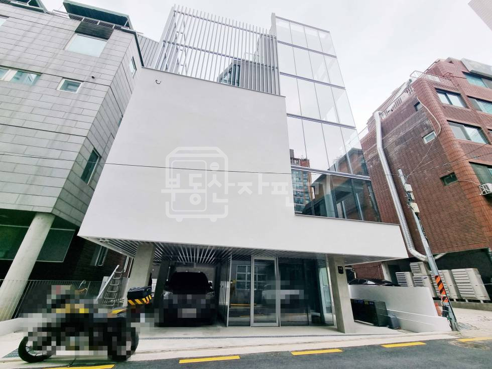 서울 서초구 서초동 남부터미널역 2분, 초역세권, 지상5층~지하1층 신축급건물 통임대 월세 매물번호 24674 사진 2