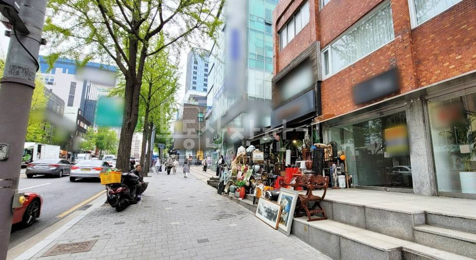 서울 강남구 논현동 무권리, 대로변, 강남구청역 4분, 역세권, 2층 임대 월세 매물번호 23627 사진 1
