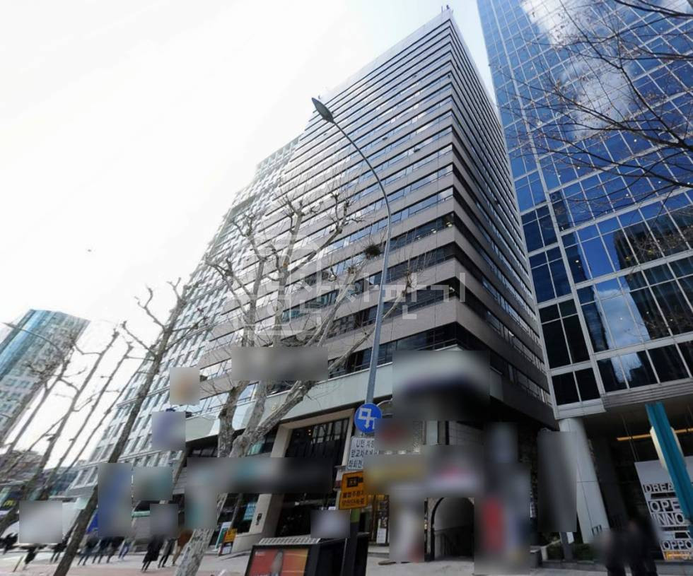 서울 서초구 서초동 무권리, 강남역8분, 뱅뱅사거리 대로변, 1층 임대 월세 매물번호 25343 사진 1