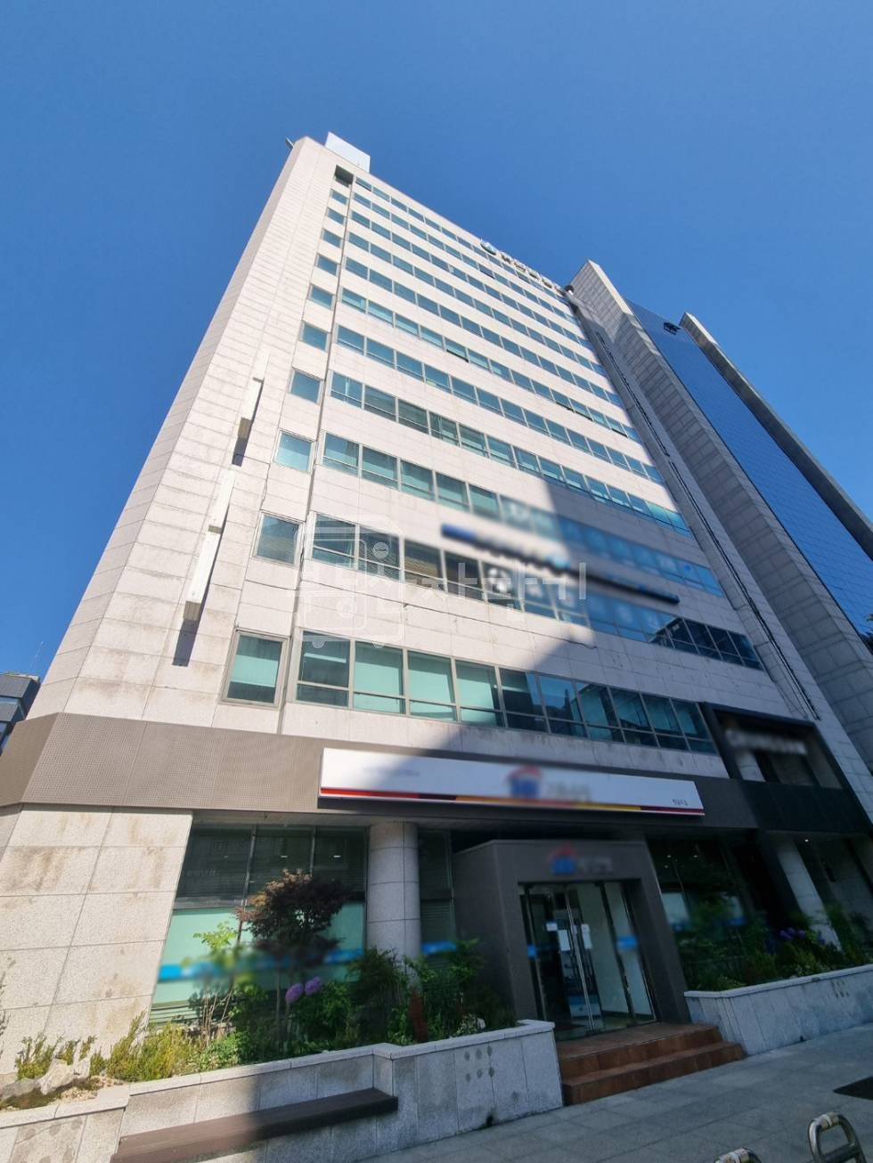 서울 강남구 청담동 강남구청역1분, 초역세권, 대로변, 8~9층 임대 월세 매물번호 27713 사진 1