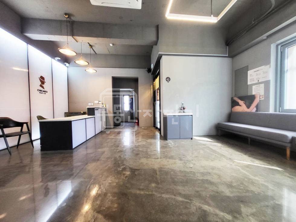 서울 강남구 논현동 무권리 논현역 도보 5분 역세권 내부 깔끔한 인테리어 코너건물 이면도로, 2층 월세 매물번호 27736 사진 2