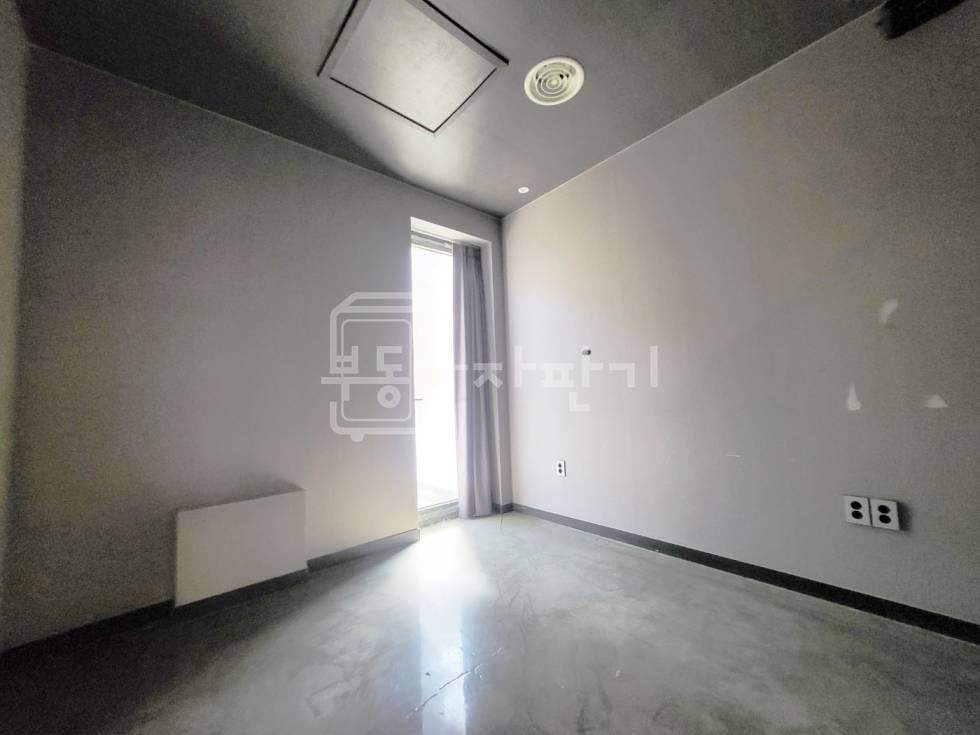 서울 강남구 논현동 무권리 논현역 도보 5분 역세권 내부 깔끔한 인테리어 코너건물 이면도로, 2층 월세 매물번호 27736 사진 10
