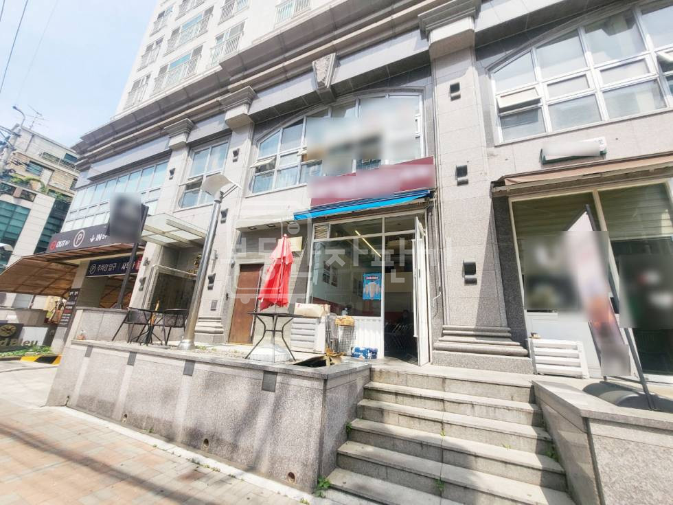 서울 강남구 역삼동 주상복합 상가 1층 임대, 높은 층고 깔끔한 외관 월세 매물번호 27605 사진 2