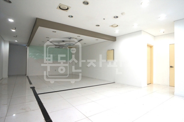 서울 강남구 신사동 무권리, 압구정로데오역 2분, 초역세권, 지하 1층 임대 월세 매물번호 28397 사진 1