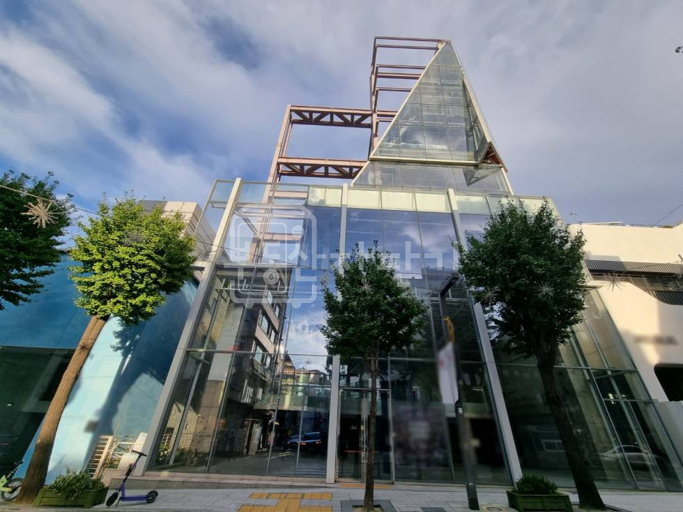 서울 강남구 신사동 무권리, 신사역 도보 8분, 역세권, 1층 임대 월세 매물번호 28907 사진 1