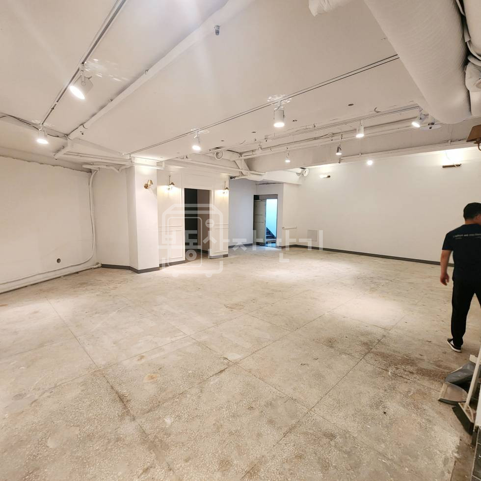 서울 강남구 논현동 무권리,신사역 3분, 초역세권, 지하 1층 임대 월세 매물번호 28726 사진 2