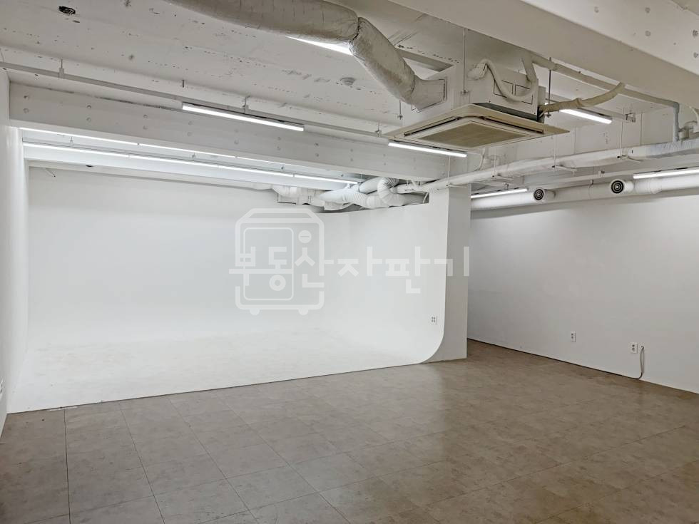 서울 서초구 잠원동 무권리, 논현역 1분, 초 역세권, 지하 1층 임대 월세 매물번호 30230 사진 1