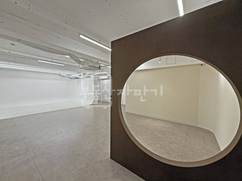 서울 서초구 잠원동 무권리, 논현역 1분, 초 역세권, 지하 1층 임대 월세 매물번호 30230 사진 2