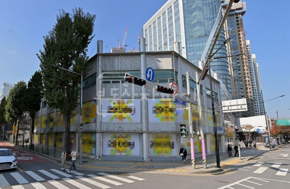 서울 성동구 성수동1가 무권리 뚝섬역사거리 코너 건물 1~3층 전체 임대 월세 매물번호 31120 사진 1