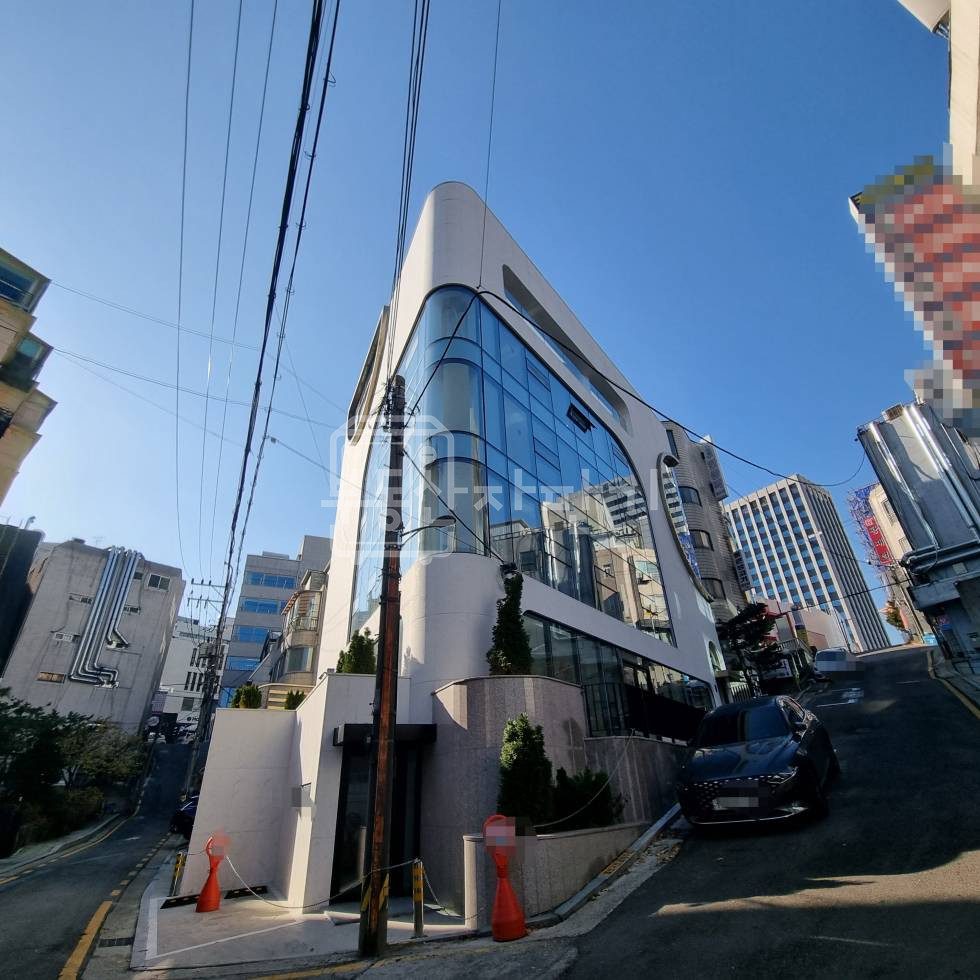 서울 강남구 논현동 강남구청역 도보 7분 코너건물 이면도로, 3층 리모델링 후 첫 입주 월세 매물번호 29608 사진 1