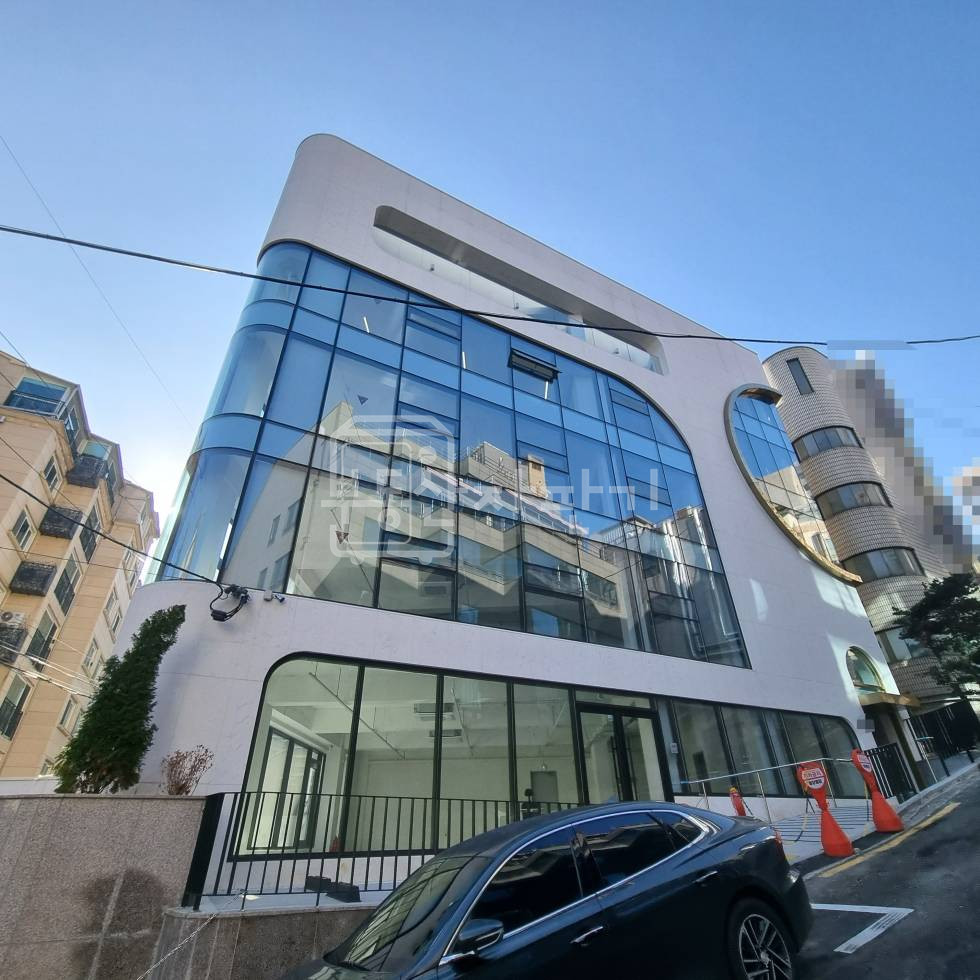 서울 강남구 논현동 강남구청역 도보 7분 코너건물 이면도로, 2층 리모델링 후 첫 입주 월세 매물번호 29607 사진 2