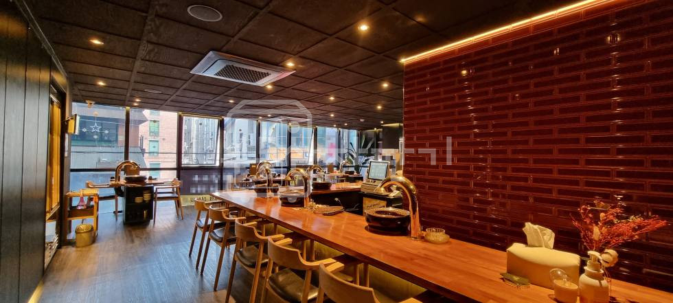 서울 강남구 신사동 신사역 도보 4분 코너건물 이면도로 2층 신사동 메인상권 먹자골목 월세 매물번호 21521 사진 1