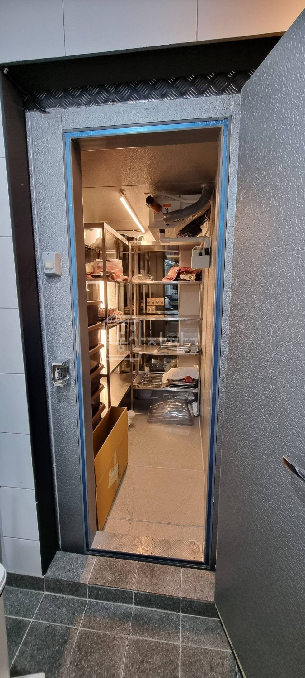 서울 강남구 신사동 신사역 도보 4분 코너건물 이면도로 2층 신사동 메인상권 먹자골목 월세 매물번호 21521 사진 8
