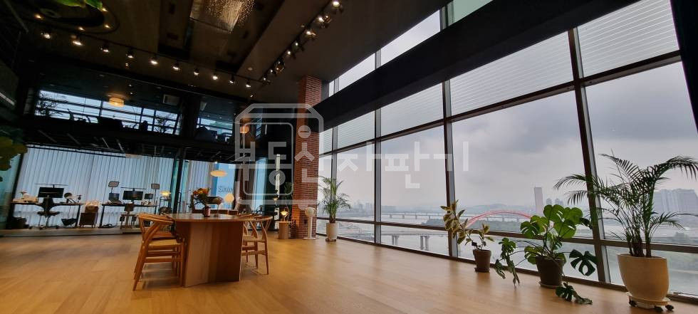 서울 마포구 상수동 상수역 도보 7분 한강뷰 내부 깔끔한 인테리어, 복층 사무실 월세 매물번호 26090 사진 1
