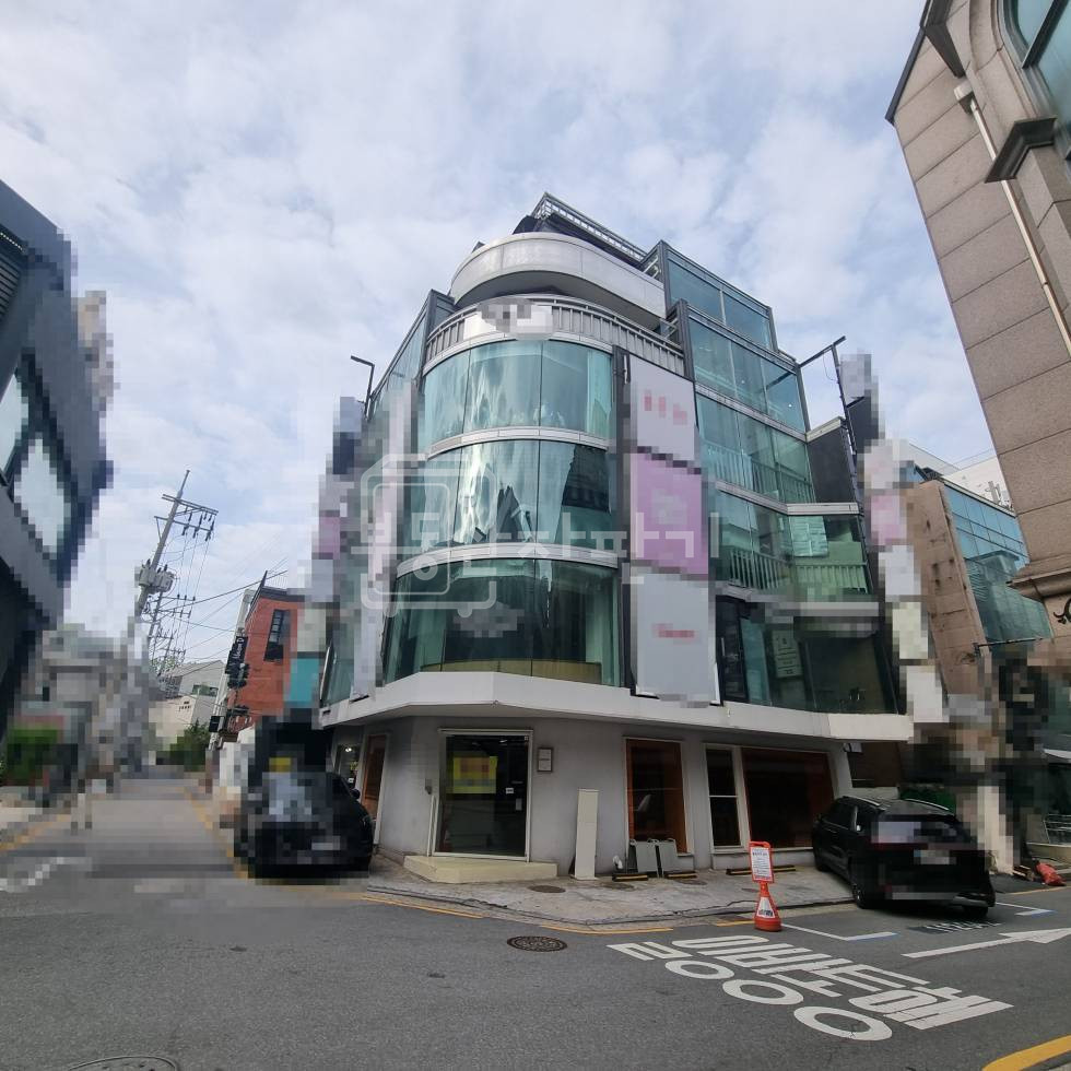 서울 강남구 신사동 무권리 압구정로데오역 도보 6분 역세권 코너건물 이면도로, 1층 월세 매물번호 27485 사진 1