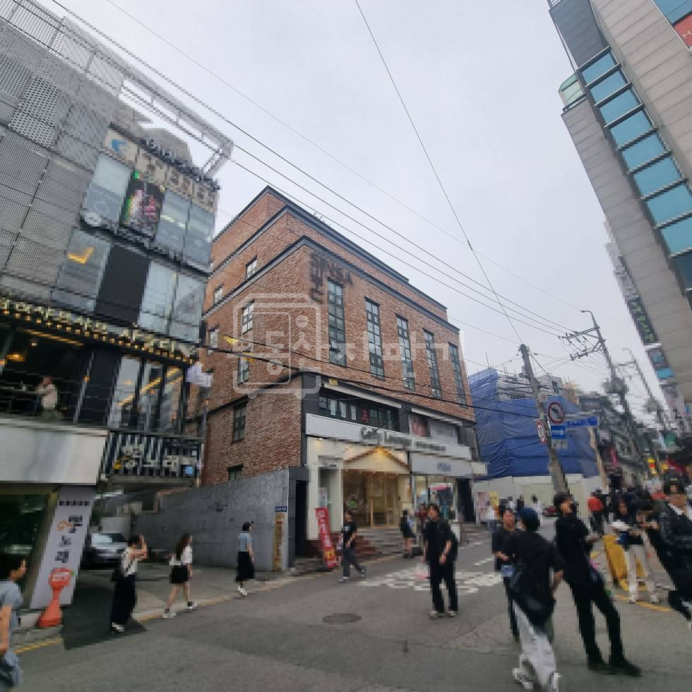 서울 강남구 신사동 무권리 신사역 도보 3분 초역세권 세로수길 메인 코너건물 이면도로, 2층 월세 매물번호 27990 사진 1
