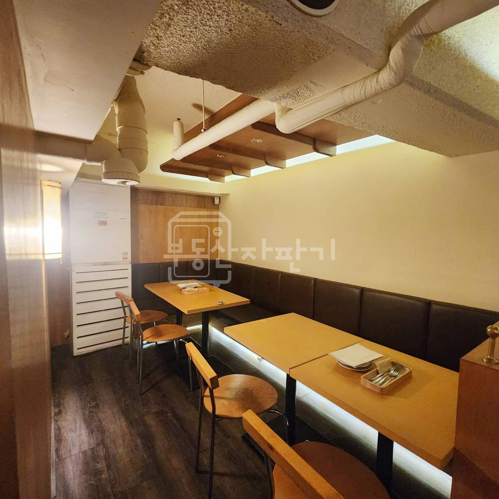 서울 강남구 논현동 논현역 도보 4분 역세권 논현동 먹자골목 메인 1층 임대 월세 매물번호 28949 사진 1
