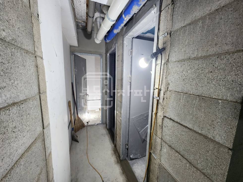 서울 강남구 논현동 무권리, 신분당/7호선 논현역 도보 7분, 역세권, 지하1층 임대 월세 매물번호 27488 사진 2