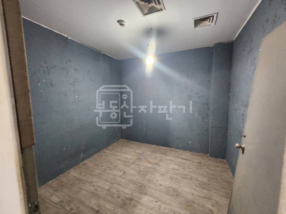 서울 강남구 논현동 무권리, 신논현역 4분, 역세권, 지하1층 임대 월세 매물번호 30002 사진 2