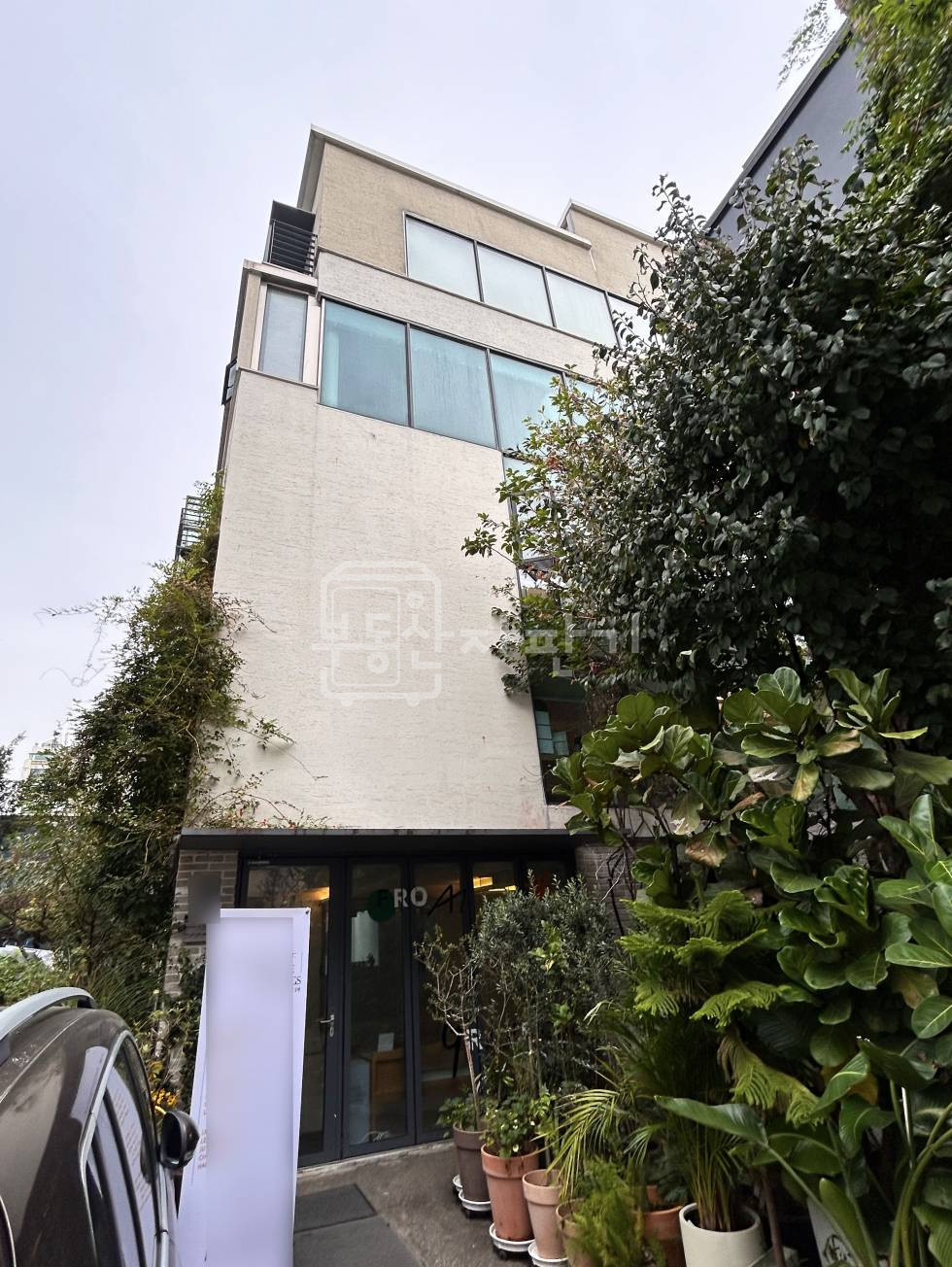 서울 강남구 청담동 수인분당선 압구정로데오역 도보 13분 4층 중소형 사무실 일부입니다. 월세 매물번호 28982 사진 2