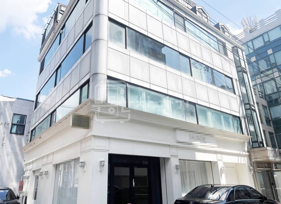 서울 강남구 논현동 강남구청역 2분, 초역세권, 코너건물, 지하1층 임대. 월세 매물번호 32287 사진 1