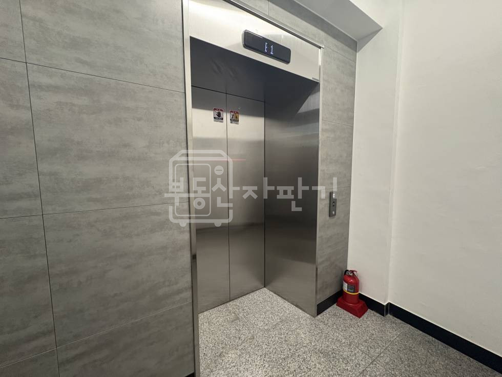 서울 강남구 논현동 강남구청역 도보 7분 코너건물 이면도로, 지하 1층 리모델링 후 첫 입주 월세 매물번호 29605 사진 3