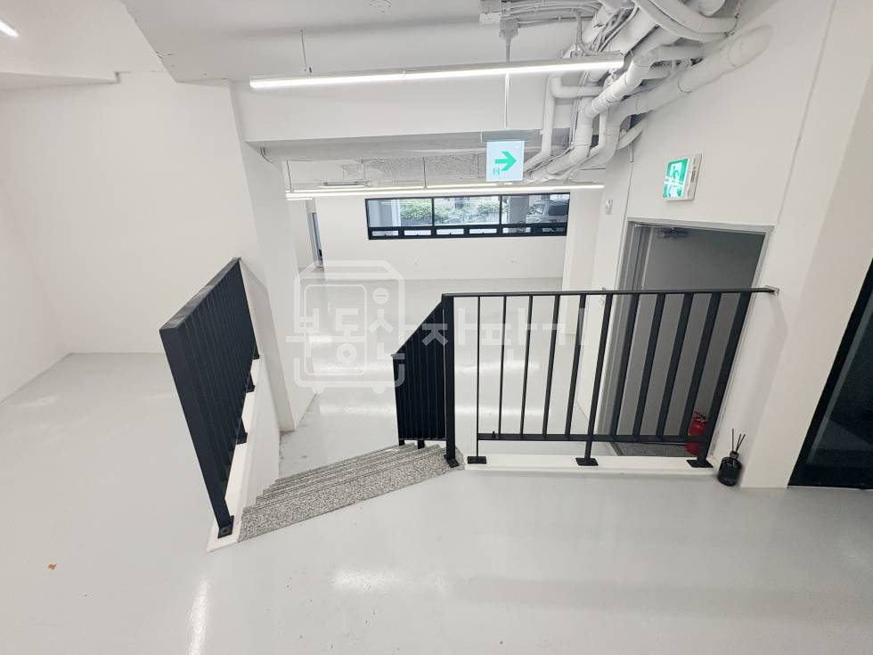 서울 강남구 논현동 강남구청역 도보 7분 코너건물 이면도로, 지하 1층 리모델링 후 첫 입주 월세 매물번호 29605 사진 4