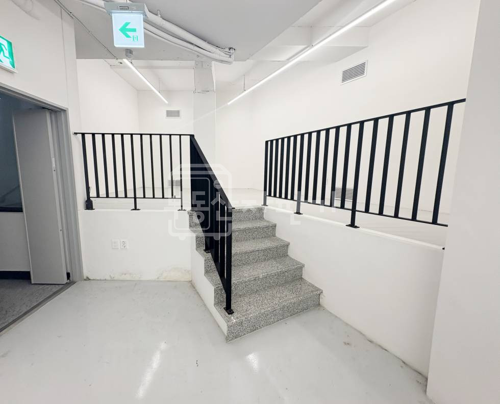 서울 강남구 논현동 강남구청역 도보 7분 코너건물 이면도로, 지하 1층 리모델링 후 첫 입주 월세 매물번호 29605 사진 5