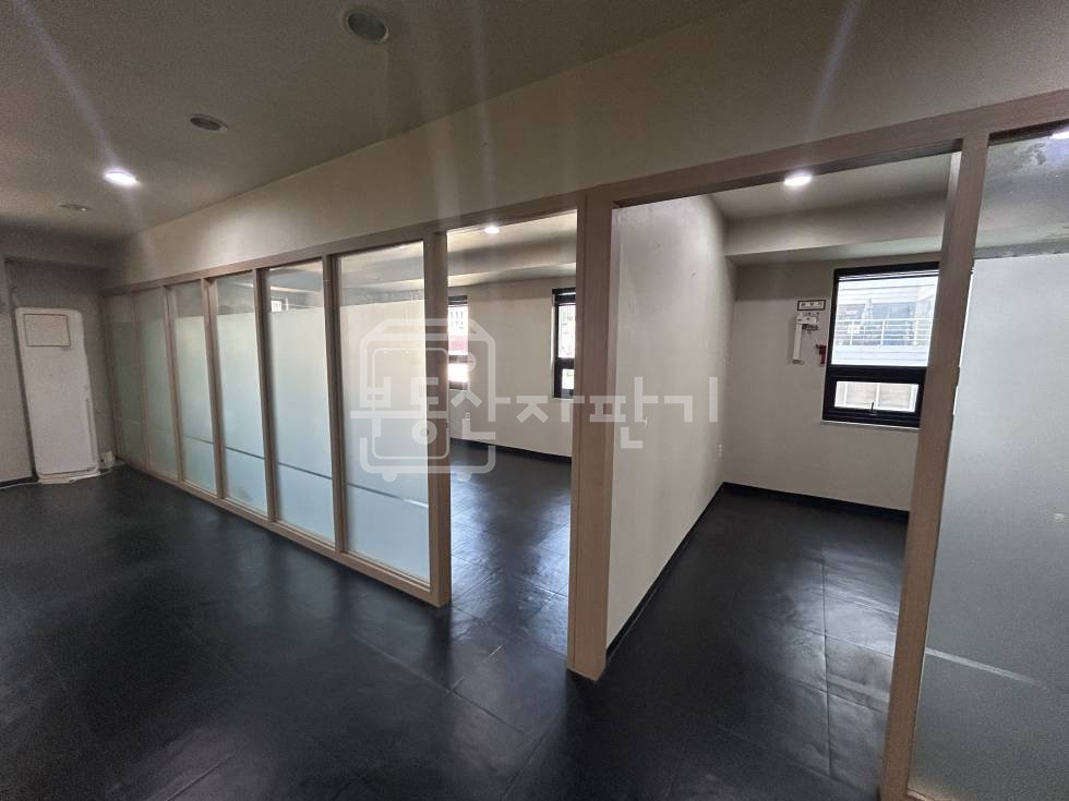 서울 강남구 논현동 강남구청역 도보 3분 초역세권 대로변 무권리,룸2, 4층 일부 임대 월세 매물번호 31845 사진 1