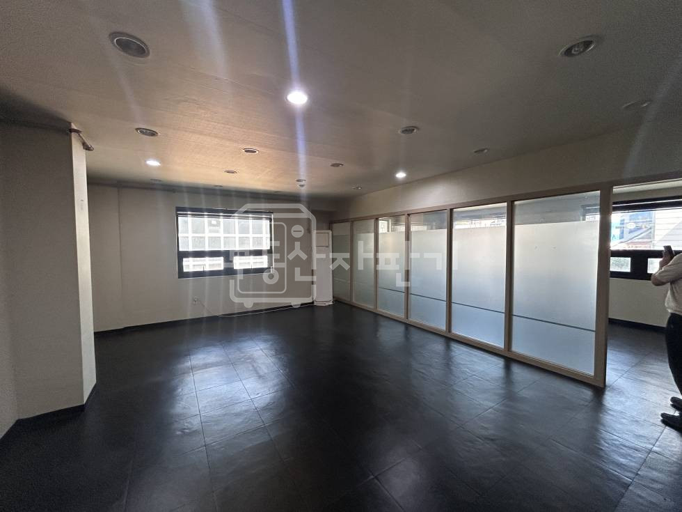서울 강남구 논현동 강남구청역 도보 3분 초역세권 대로변 무권리,룸2, 4층 일부 임대 월세 매물번호 31845 사진 2
