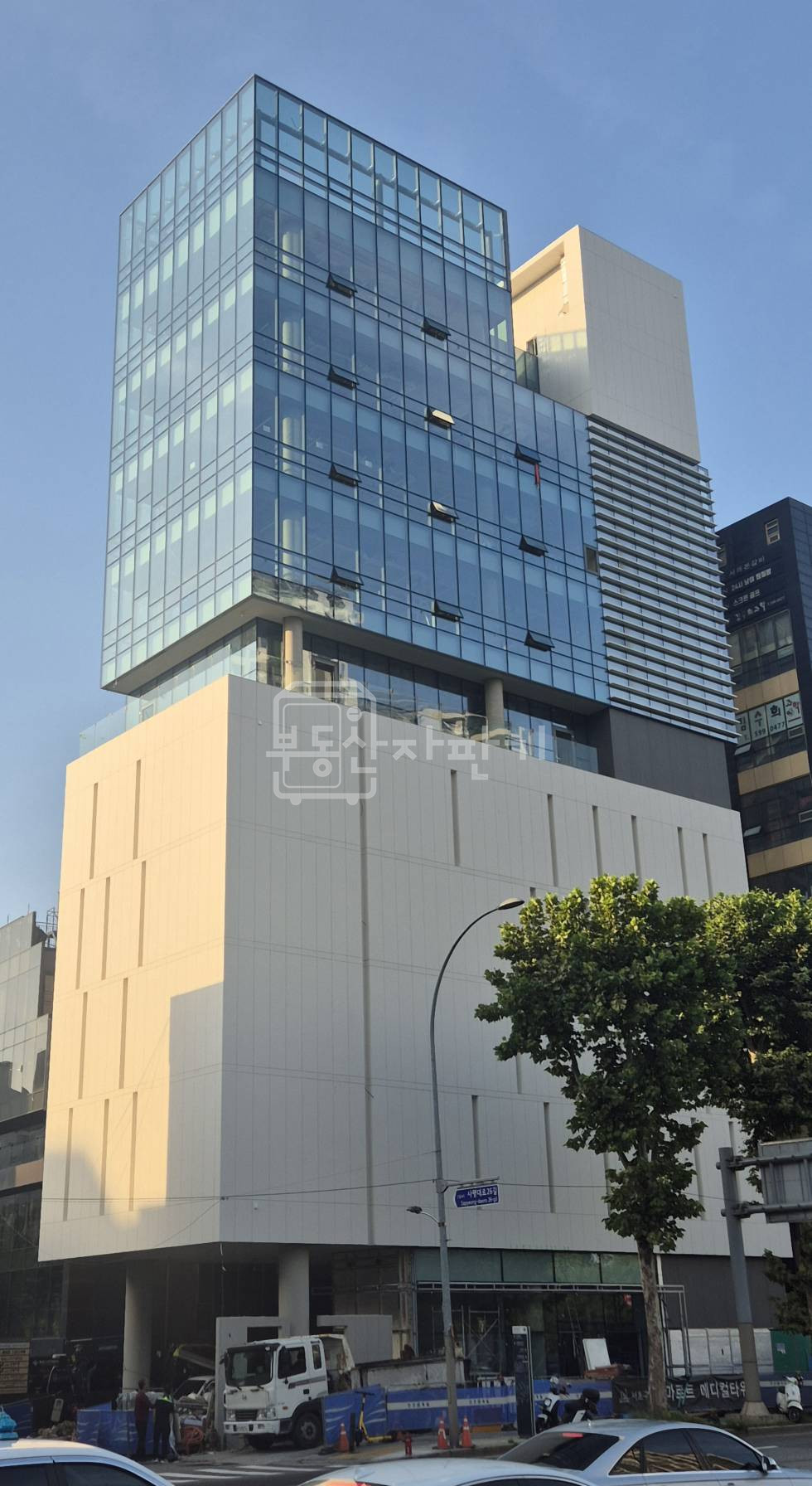 서울 서초구 반포동 고속터미널역 도보 9분 역세권 서래마을카페거리 대로변 7층 월세 매물번호 32745 사진 1