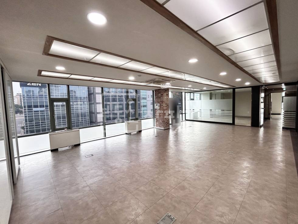 서울 강남구 역삼동 뱅뱅사거리 인근 대로변 방 많은 6층 사무실 임대 월세 매물번호 29182 사진 1