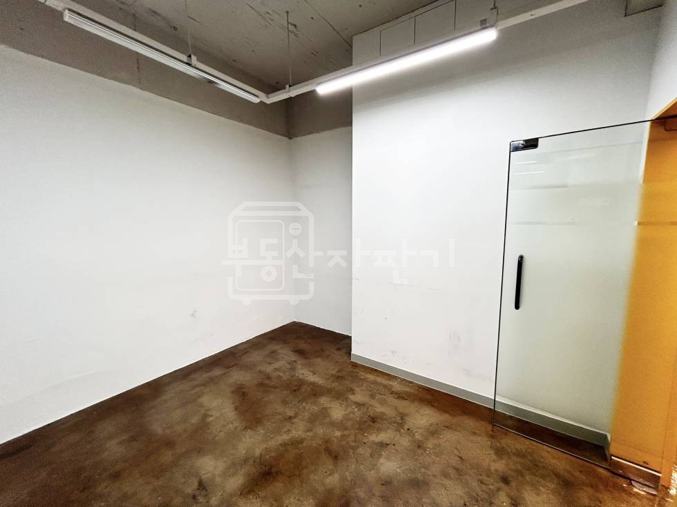 서울 강남구 논현동 9호선 언주역 도보 1분 초역세권 대로변에 위치한 인테리어 깔끔 5층 임대 월세 매물번호 28940 사진 5