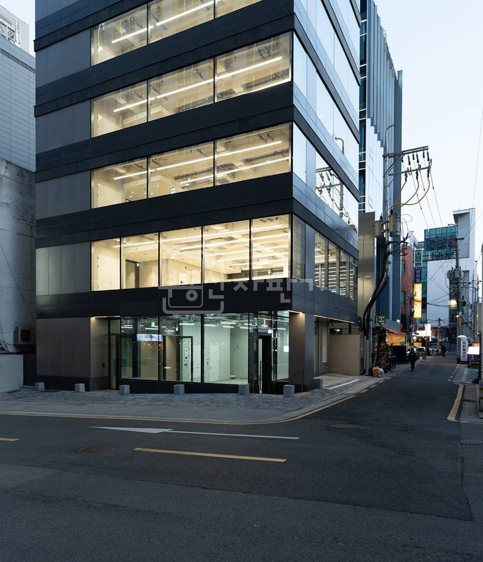 서울 강남구 논현동 무권리, 강남구청역 도보 2분, 초역세권, 1층 임대 월세 매물번호 32900 사진 2