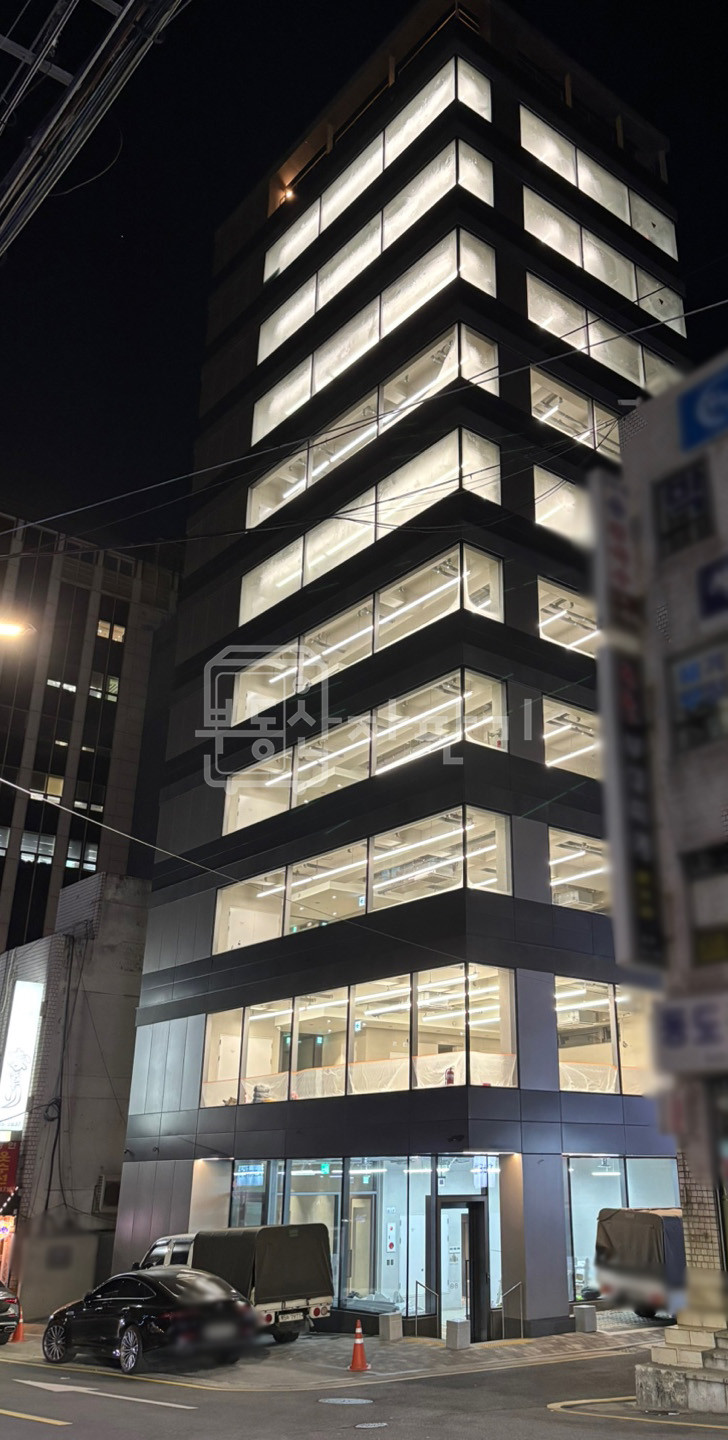 서울 강남구 논현동 무권리, 강남구청역 도보 2분, 초역세권, 4층 임대 월세 매물번호 30454 사진 1