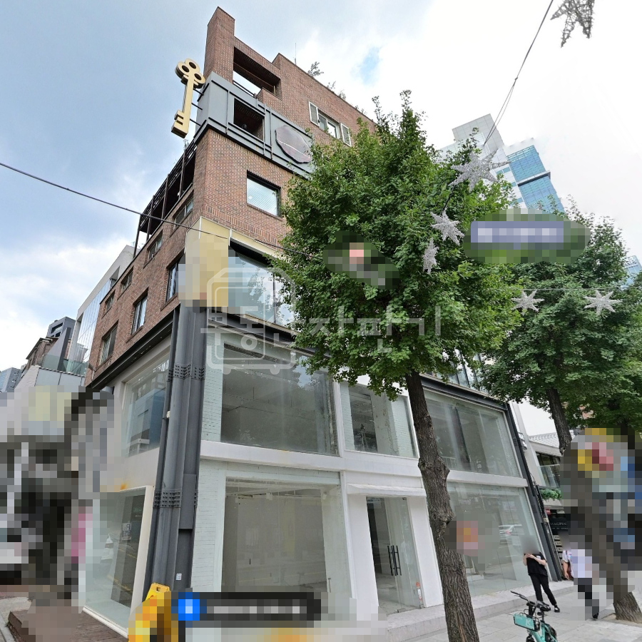 서울 강남구 신사동 신사역 도보 6분 역세권 가로수길 메인도로 지상2층~지하1층 연층 월세 매물번호 32994 사진 1