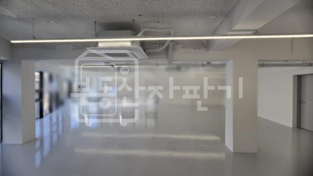 서울 강남구 논현동 강남구청역 도보 7분 코너건물 이면도로, 2층 리모델링 후 첫 입주 월세 매물번호 33032 사진 3