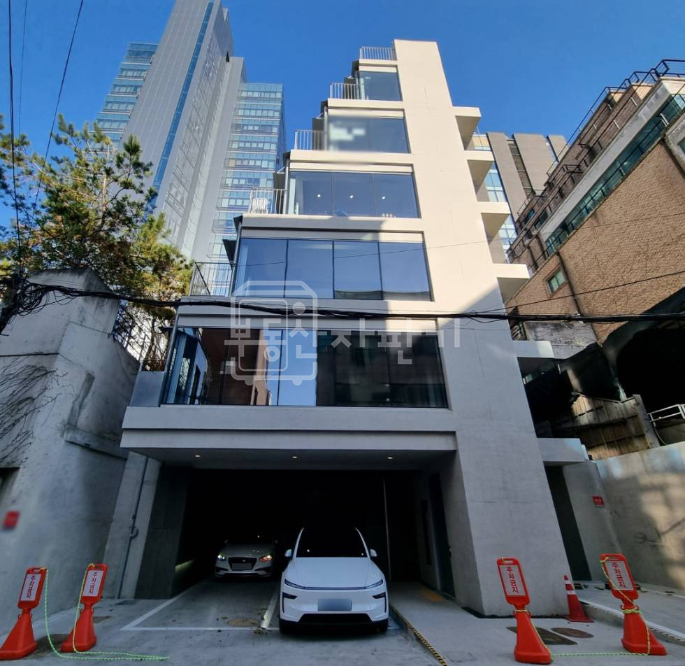 서울 서초구 잠원동 무권리, 논현역 도보 2분, 초역세권, 1층 임대 월세 매물번호 33159 사진 1