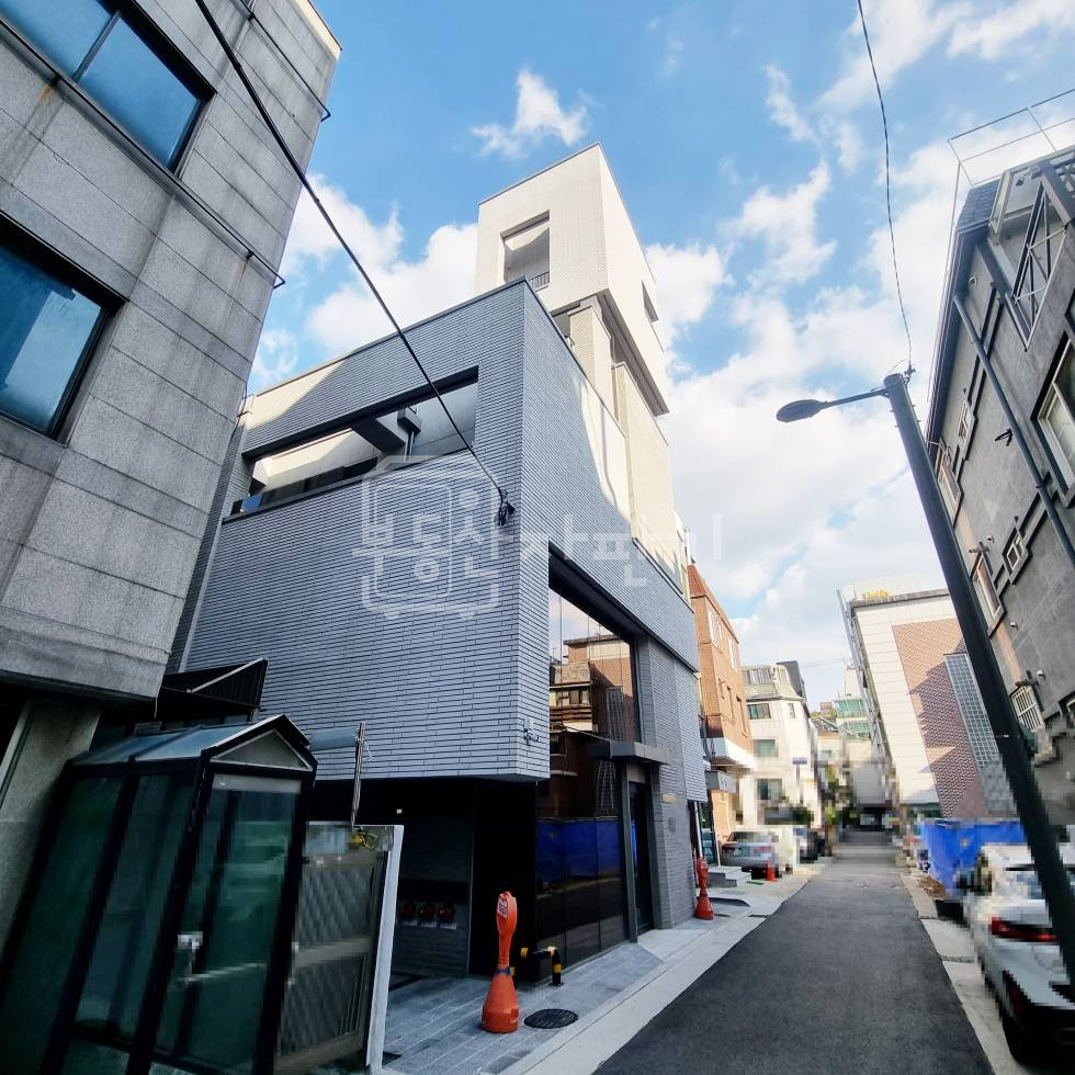 서울 강남구 신사동 압구정역 도보 9분 역세권 이면도로 2층 신축 첫 입주 월세 매물번호 33264 사진 1