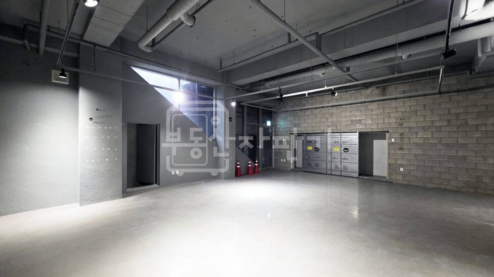 서울 강남구 신사동 무권리, 압구정로데오역 5분, 역세권, 지하1층 임대, 높은층고(4.1M) 월세 매물번호 33685 사진 2