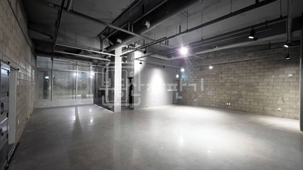서울 강남구 신사동 무권리, 압구정로데오역 5분, 역세권, 지하1층 임대, 높은층고(4.1M) 월세 매물번호 33685 사진 3
