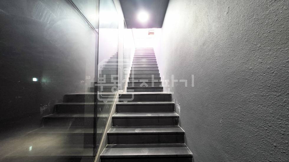서울 강남구 신사동 무권리, 압구정로데오역 5분, 역세권, 지하1층 임대, 높은층고(4.1M) 월세 매물번호 33685 사진 4