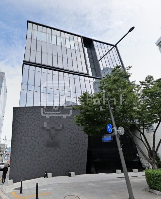 서울 강남구 논현동 강남구청역 도보 2분, 지상2층~지하1층 연층임대 월세 매물번호 33760 사진 1