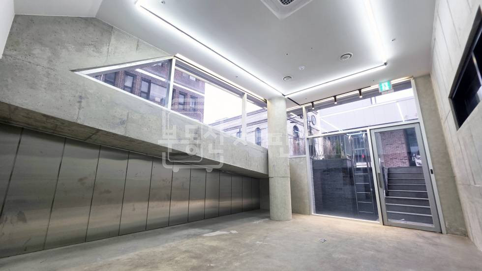 서울 강남구 논현동 무권리, 학동역 7분, 을지병원 사거리 인근 지하1층 임대, 높은층고(3.5M) 월세 매물번호 33795 사진 1