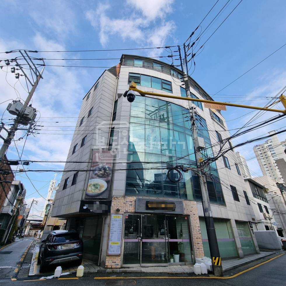 서울 강남구 신사동 무권리 압구정역 도보 6분 코너건물 이면도로, 2층 월세 매물번호 28932 사진 2
