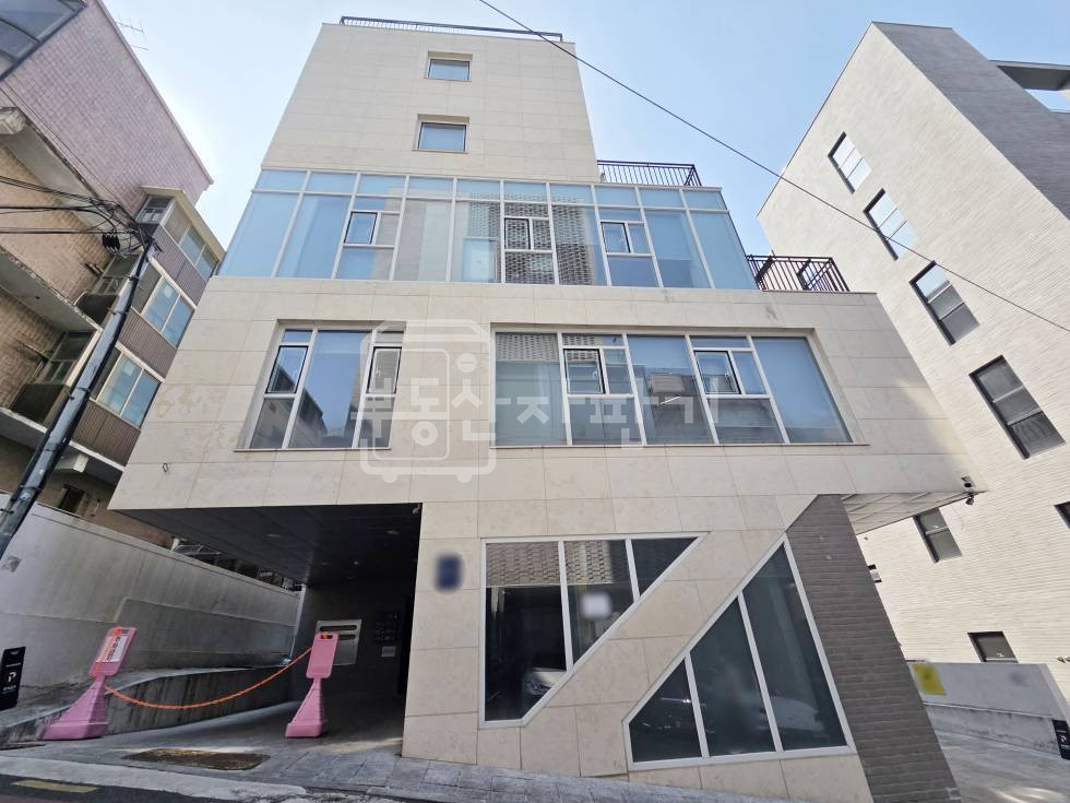 서울 강남구 논현동 무권리, 언주역 3분, 초 역세권, 5층 임대 월세 매물번호 33698 사진 1