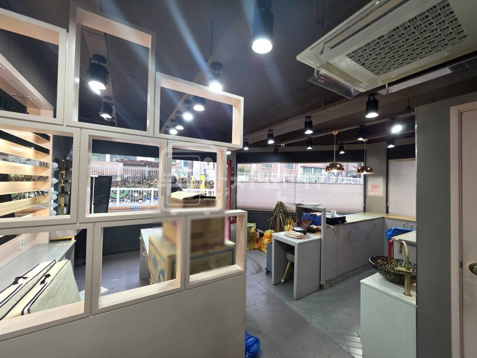 서울 강남구 논현동 무권리, 논현역 7분, 역세권, 1층 임대 월세 매물번호 33297 사진 2