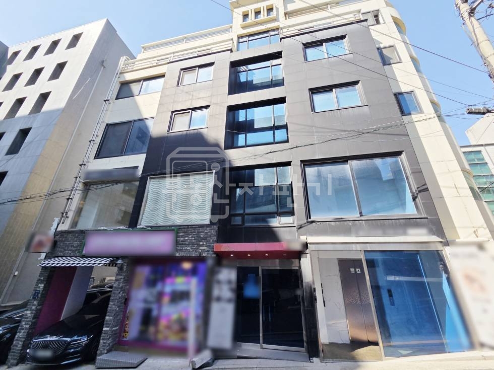 서울 강남구 신사동 압구정역 도보 7분, 역세권, 코너건물 3층 임대 월세 매물번호 34011 사진 1