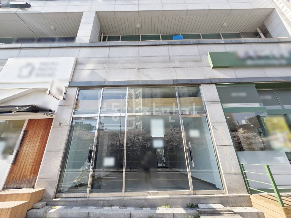 서울 강남구 역삼동 한티역 도보 7분, 코너건물 1층 임대 월세 매물번호 33819 사진 1