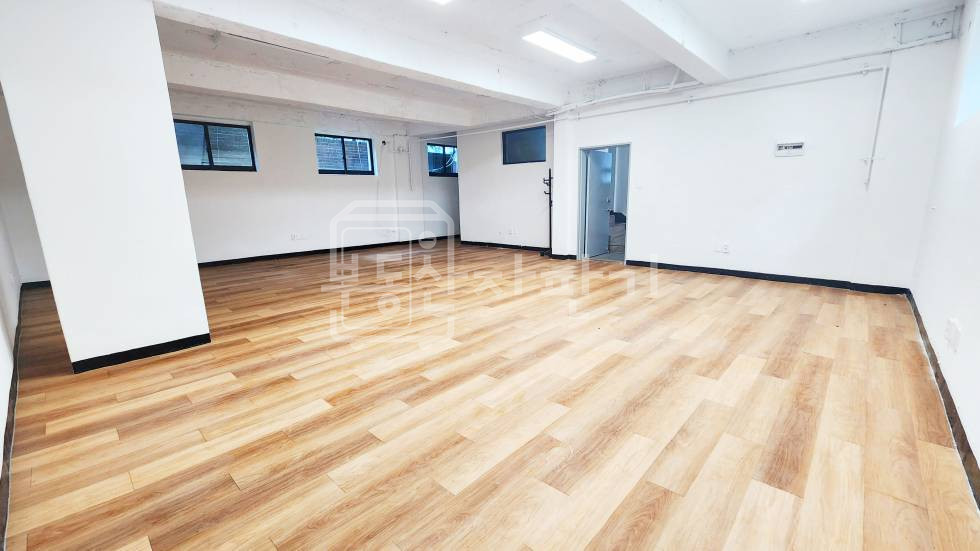 서울 강남구 논현동 무권리, 학동역 5분, 역세권, 층고3m 지하1층 임대 월세 매물번호 32796 사진 3